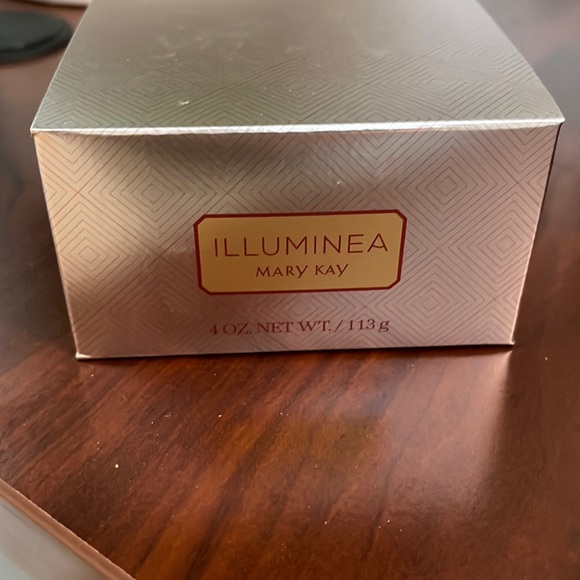 Mary Kay Illuminea body soufflé - Picture 1 of 2